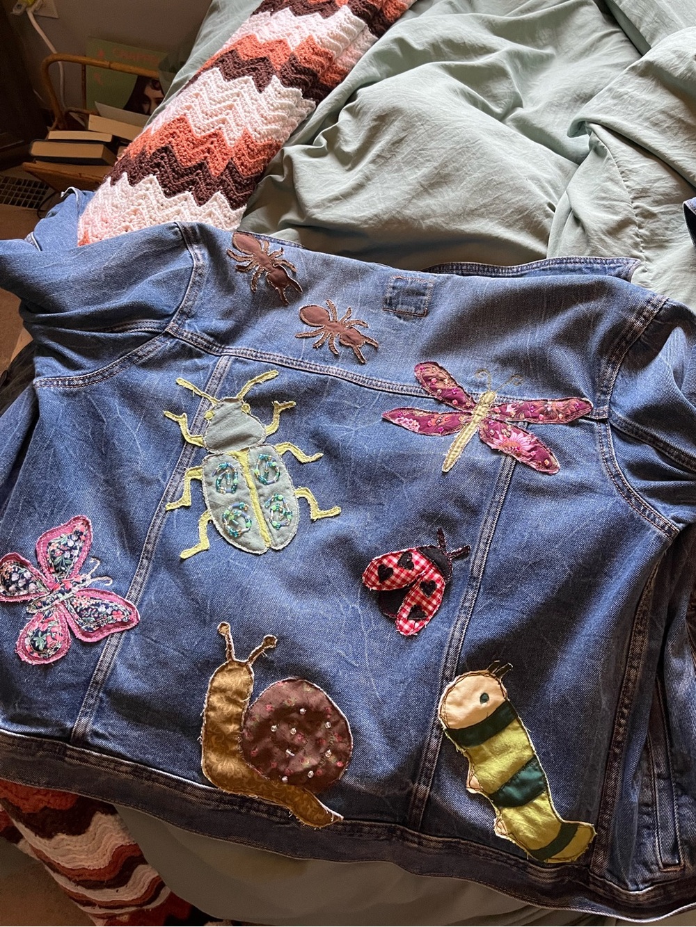 Embroidered Blue Denim Jacket with Bug Patches - Perfect for Noah Kahan Concert - Picture 7 of 7